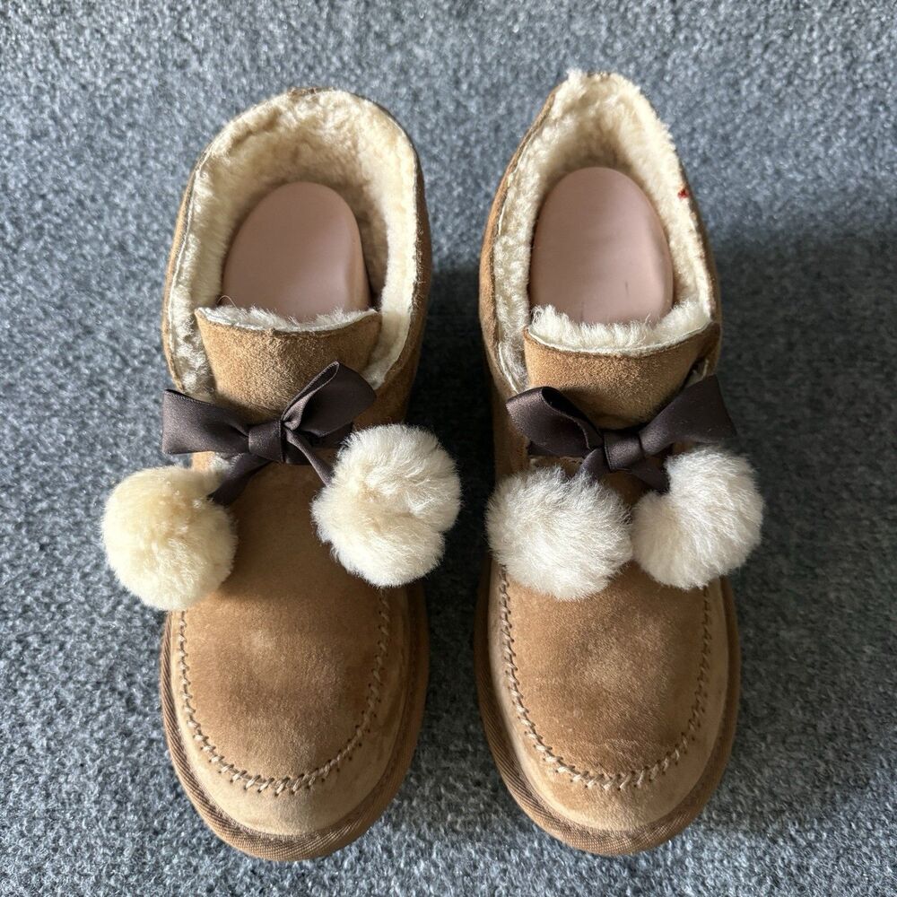 UGG Women’s Kallen Chestnut Suede Pom Pom Bow Slippers Size 6 Comfy Cozy Fun